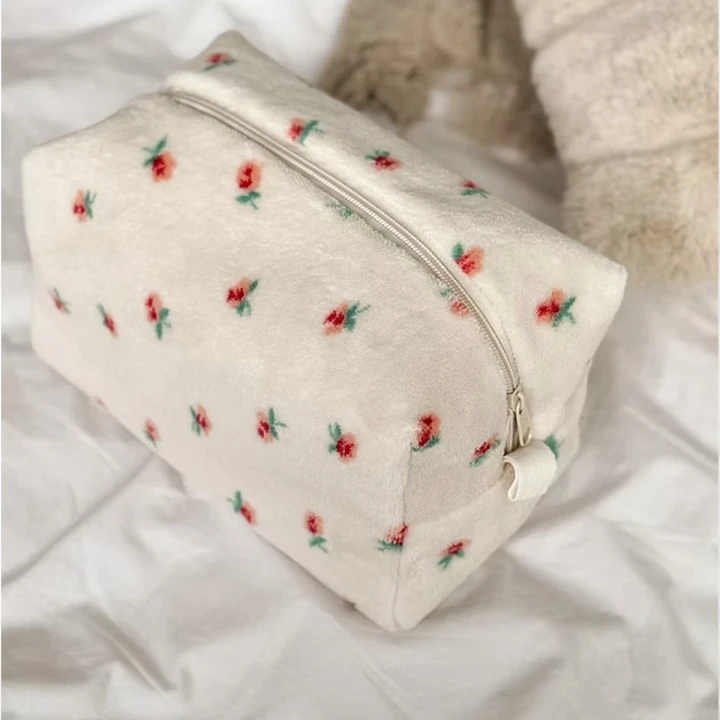 Косметичка пухнаста середня Miso (Біла в червону квіточку Квадрат)