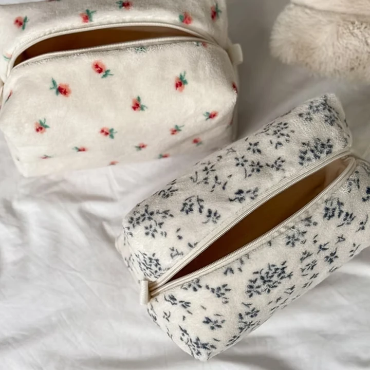 Косметичка пухнаста середня Miso (Біла в червону квіточку Квадрат)