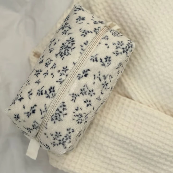 Косметичка пушистая средняя Miso (Белый в синий цветочек Квадрат)