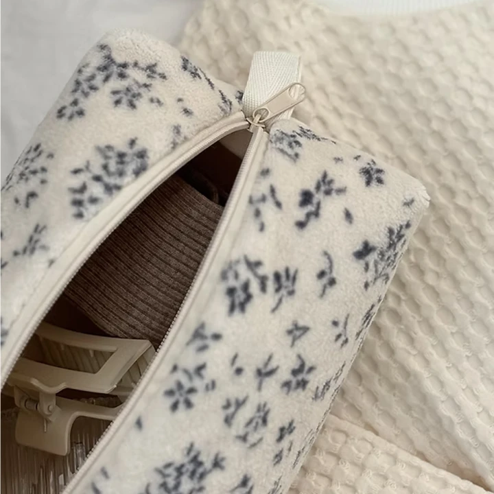 Косметичка пушистая средняя Miso (Белый в синий цветочек Квадрат)