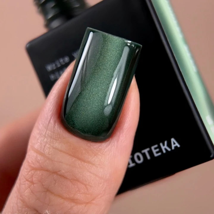 Гель-лак кошачий глаз BIBLIOTEKA (Cat eye 04 Forest Beam - изумрудный с отблеском)