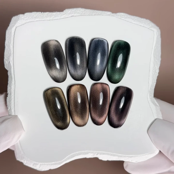 Гель-лак кошачий глаз BIBLIOTEKA (Cat eye 04 Forest Beam - изумрудный с отблеском)