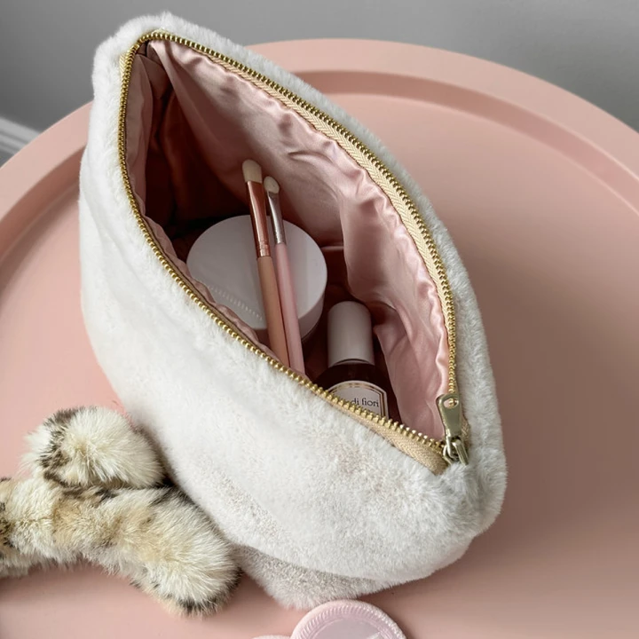 Косметичка хутро середня трикутна молочного кольору