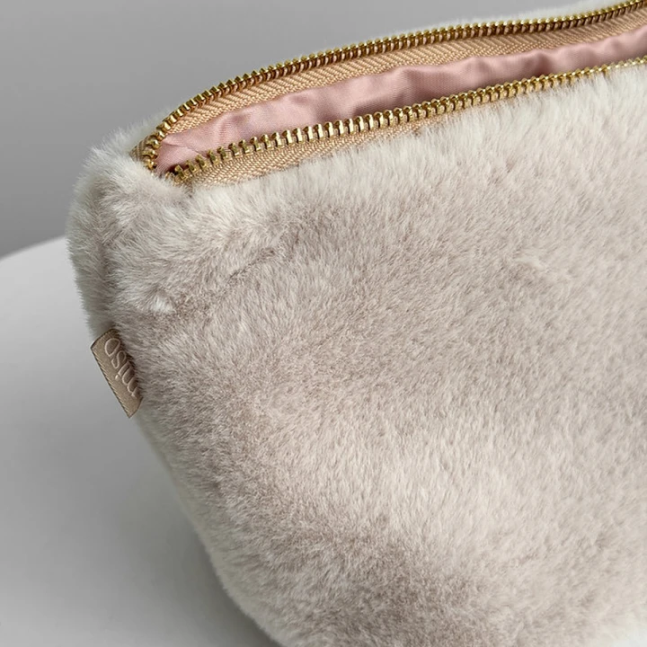 Косметичка хутро середня трикутна молочного кольору