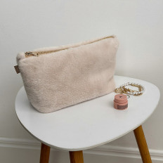 Косметичка хутро середня трикутна молочного кольору