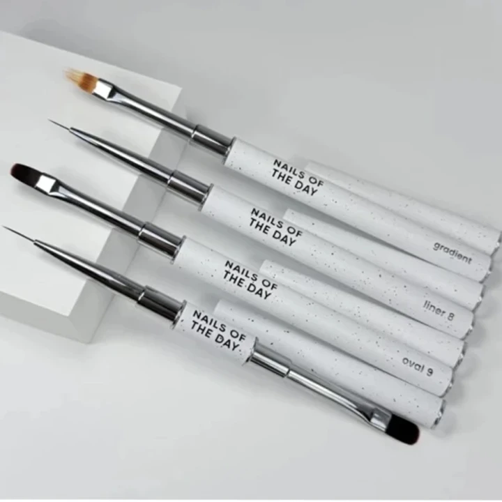 Кисточка NailSofTheDay Professional Brush ( Gradient Oval (для выкладки геля, плоский овал) 9 мм)